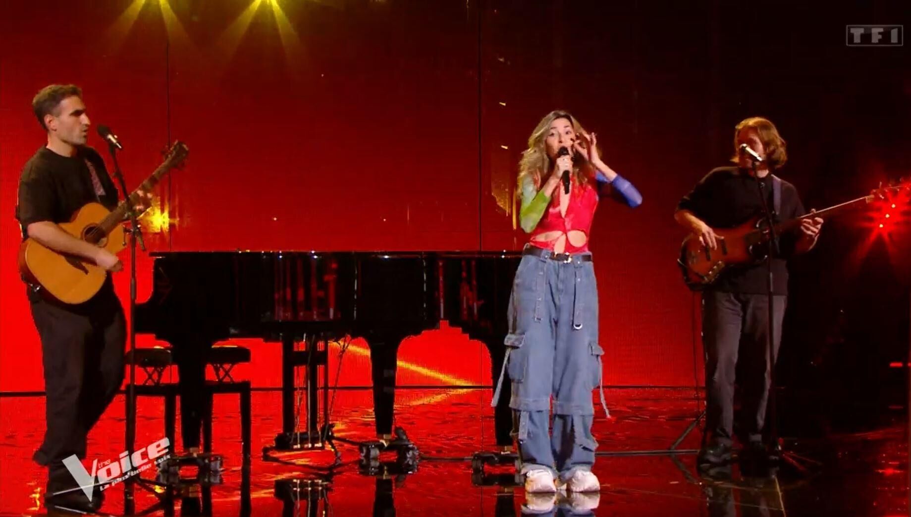 من هي المغنية اللبنانية التي نجحت على مسرح ذا فويس الفرنسي؟